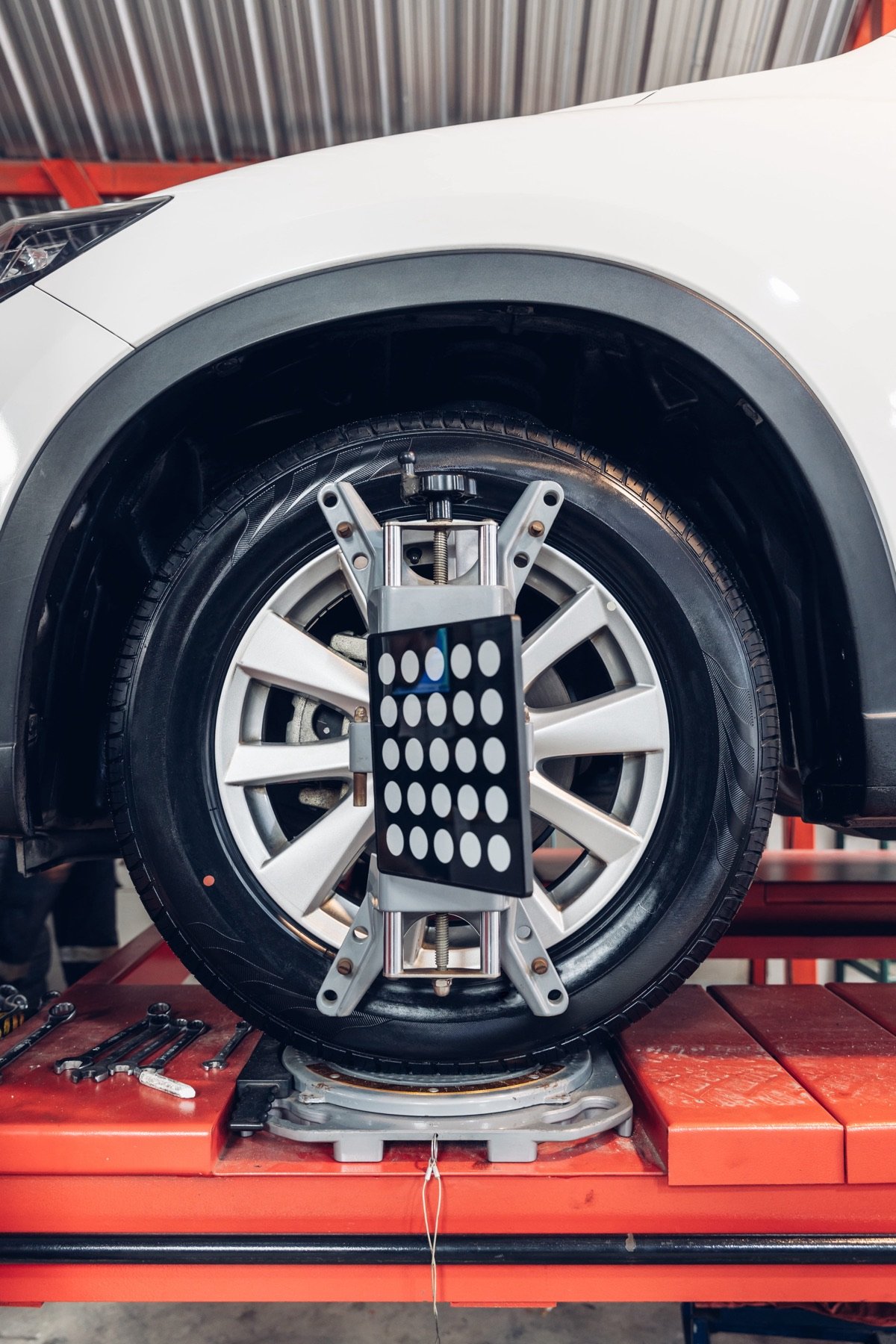 3D tire alignment equipment attached to a vehicle wheel